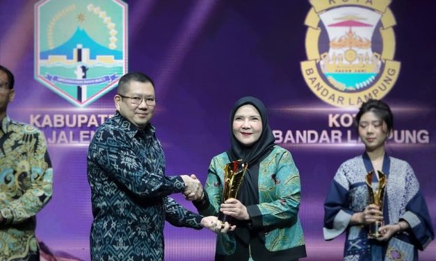 Walikota Eva Dwiana Terima Anugerah Pemimpin Daerah Awards 2024