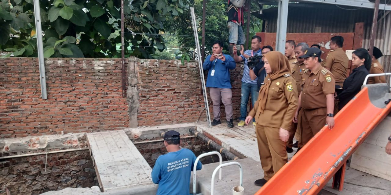 Walikota Eva Dwiana meninjau lokasi banjir di Kelurahan Campang Jaya