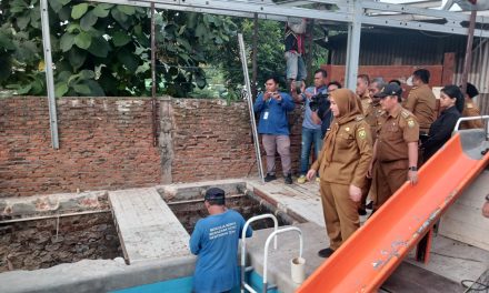 Walikota Eva Dwiana meninjau lokasi banjir di Kelurahan Campang Jaya