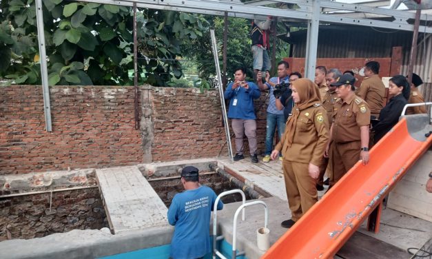 Walikota Eva Dwiana meninjau lokasi banjir di Kelurahan Campang Jaya
