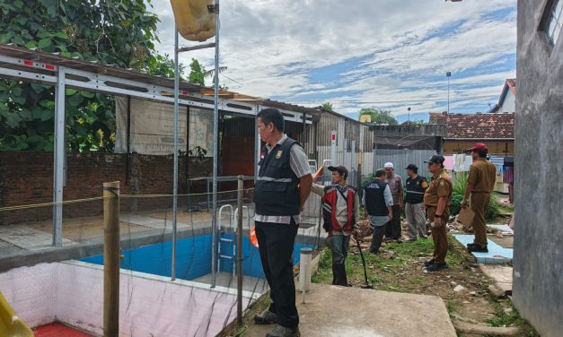 Pemkot Bandar Lampung Tertibkan 10 Bangunan Semipermanen di Atas Sungai
