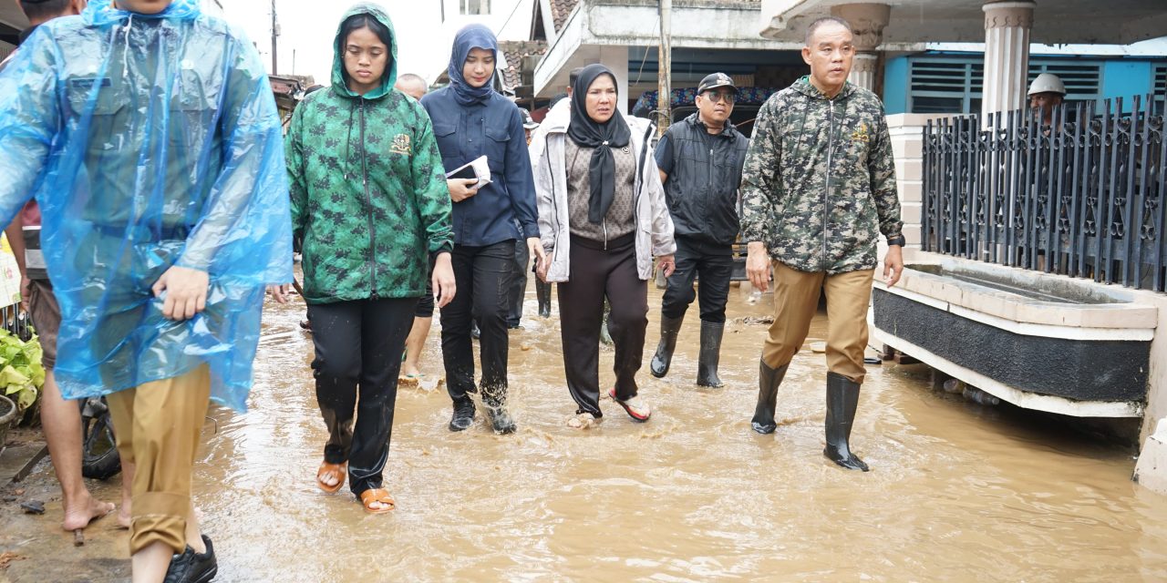 Walikota Bandar Lampung Eva Dwiana Meninjau lokasi terdampak banjir di kecamatan panjang