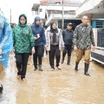 Walikota Bandar Lampung Eva Dwiana Meninjau lokasi terdampak banjir di kecamatan panjang