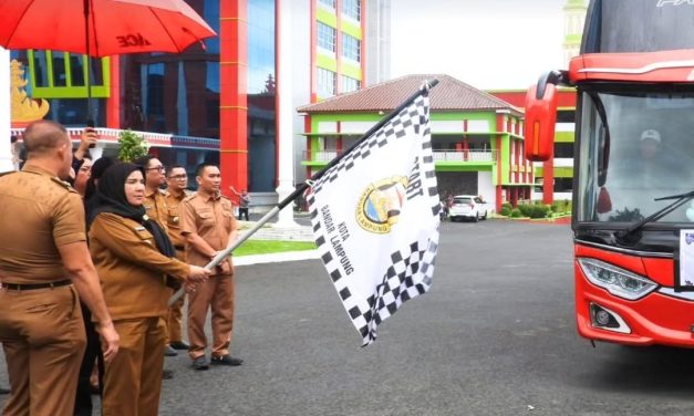Walikota Bandar Lampung Hj. Eva Dwiana Melepas Peserta Wisata Rohani Umat Beragama Kota Bandar Lampung Gelombang Ke-2 Tahun 2025 Di Halaman Parkir Kantor Pemkot Bandar Lampung