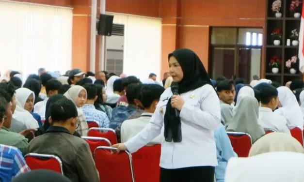 Walikota Bandar Lampung, Hj. Eva Dwiana Memberikan Bantuan Pendidikan SMA/SMK dan Perguruan Tinggi Negeri se-Kota Bandar Lampung