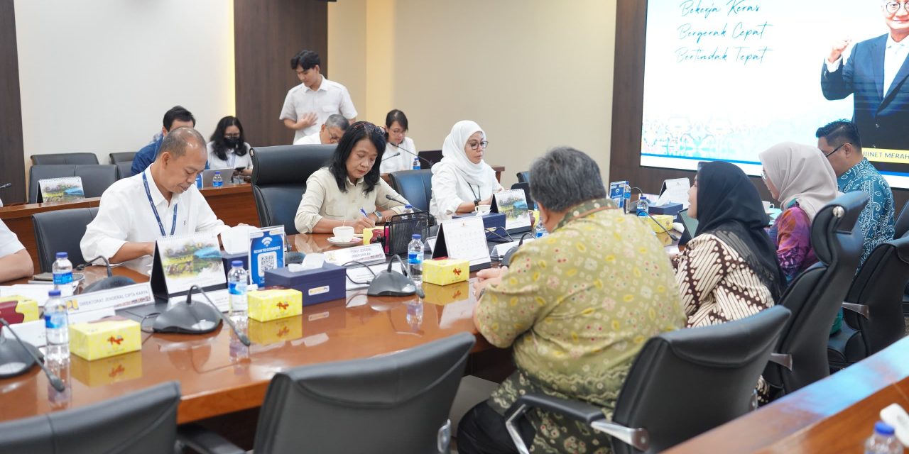 Walikota Bandar Lampung, Eva Dwiana melakukan audiensi dengan Wakil Menteri Pekerjaan Umum (PU), Diana Kusumastuti guna membahas sejumlah isu strategis yang menjadi perhatian masyarakat Kota Tapis Berseri