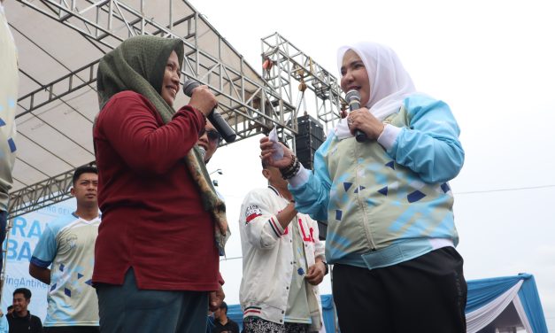 Wali Kota Bandar Lampung Hj. Eva Dwiana secara resmi membuka kegiatan Jalan Sehat dalam rangka memperingati Hari Ulang Tahun (HUT) ke-343 Kota Bandar Lampung