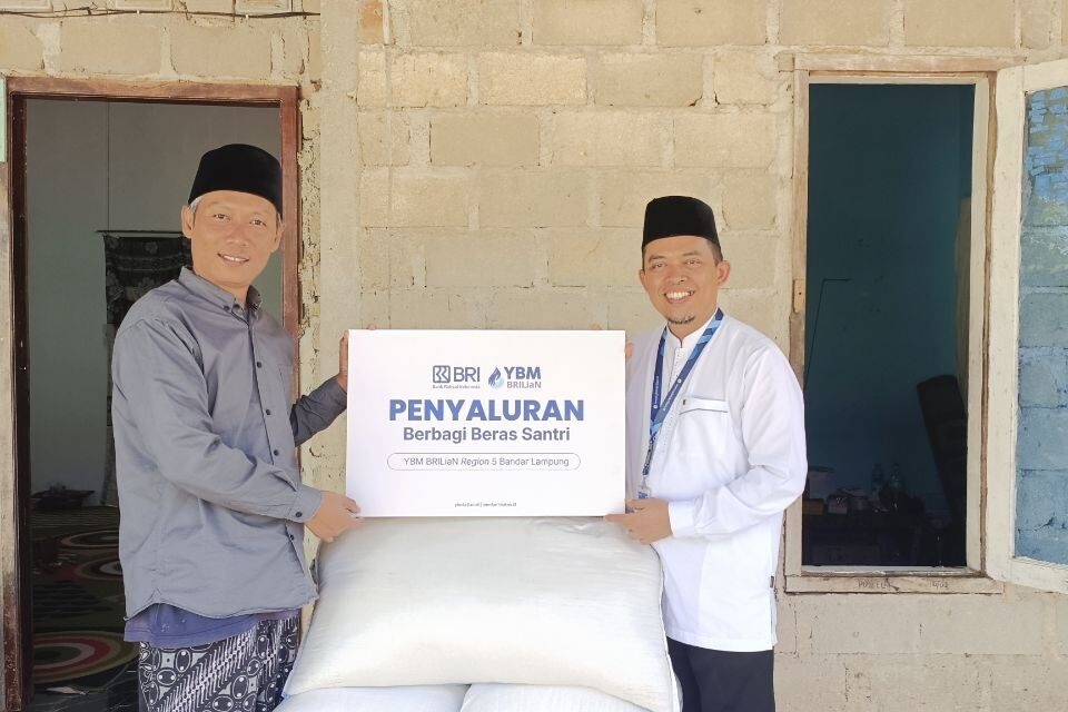 YBM BRILiaN Region 5 Bandar Lampung kembali menyalurkan bantuan melalui Program Berbagi Beras Santri
