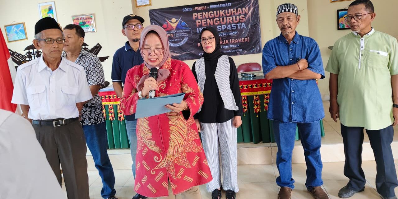 Kepala Sekolah SMPN 5 Bandar Lampung Ibu Hj. Marlena, M. Pd Mengukuhkan Ketua Umum dan Pengurus IKBA-SP45TA