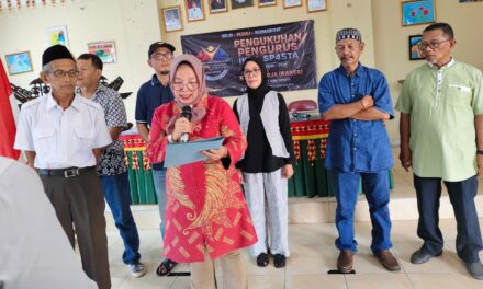 Kepala Sekolah SMPN 5 Bandar Lampung Ibu Hj. Marlena, M. Pd Mengukuhkan Ketua Umum dan Pengurus IKBA-SP45TA